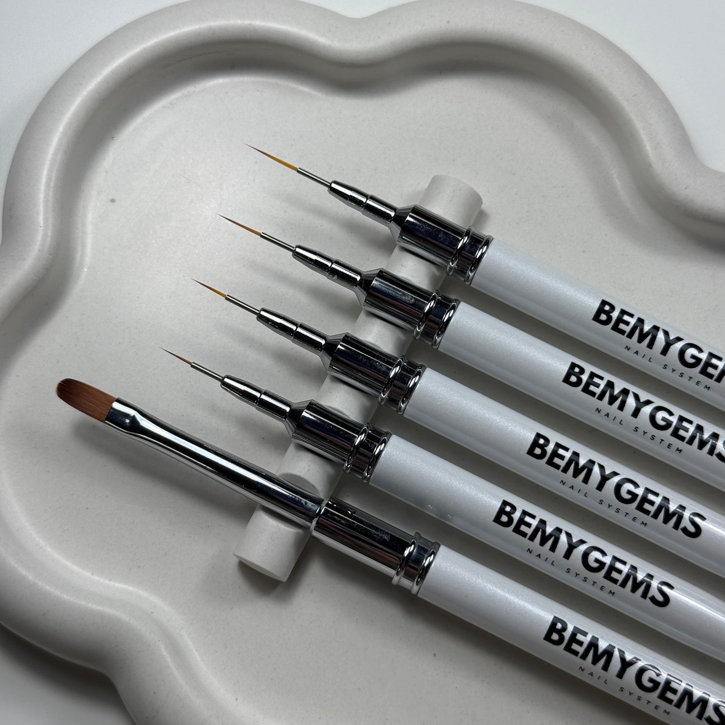 LOT DE 5 PINCEAUX BLANCS